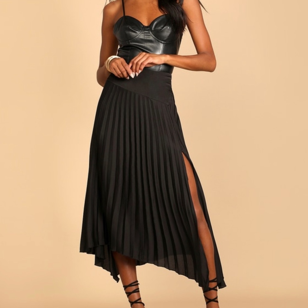 New with tags- Lulus midi skirt- size M